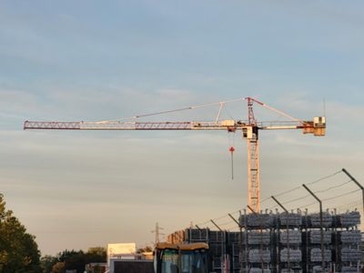 a large crane that is sitting on top of a building