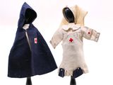 paire de poupées en tissu représentant une infirmière et une autre infirmière, toutes deux arborant une croix rouge sur leur cape
