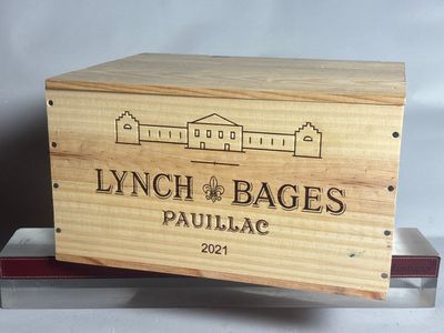 une boîte en bois sur laquelle figure un logo indiquant « Lynch Bags »
