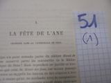 une feuille de papier posée sur une autre feuille de papier sur laquelle il y a des inscriptions
