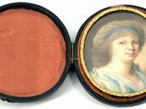 portrait d'une femme coiffée d'un chapeau de paille, dans un écrin noir