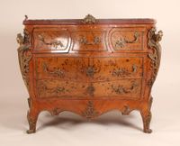 Commode sauteuse de forme galbée toutes faces, en bois de pl…
