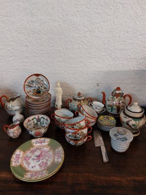 une table sur laquelle se trouvent beaucoup d'assiettes et de bols