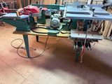 une machine posée sur une table dans une pièce