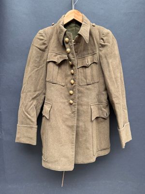 une photo d'une veste militaire suspendue à un cintre