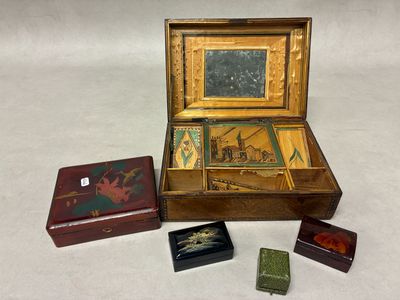 une petite boîte en bois contenant un miroir