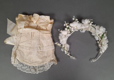 deux vêtements et un serre-tête à fleurs posés sur une table