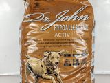 un sac de croquettes pour chien posé sur un plan de travail