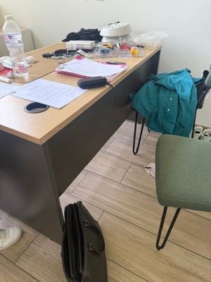 un bureau sur lequel se trouvent un ordinateur portable et un sac