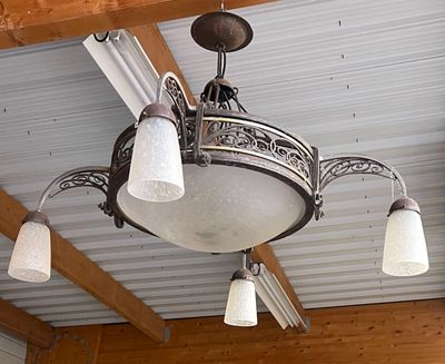 un lustre suspendu au plafond d'une pièce