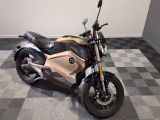 une moto garée sur un sol en damier