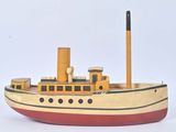 une maquette en bois d'un bateau posée sur une surface blanche