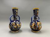 paire de vases bleus et or posés sur une table