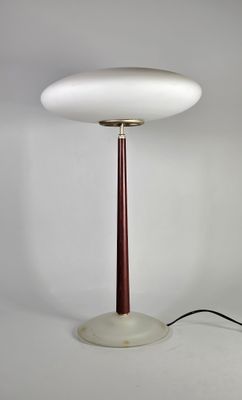 une lampe de table blanche avec un pied en bois et un abat-jour blanc