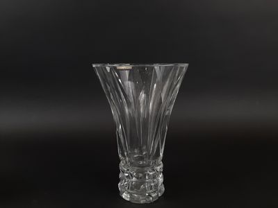 Saint Louis , grand vase evasé en cristal incolore taillé .