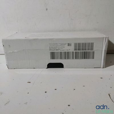 une boîte blanche portant un code-barres, posée sur une table