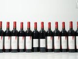 des bouteilles de vin rouge alignées sur une table