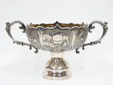 une coupe en argent posée sur une table