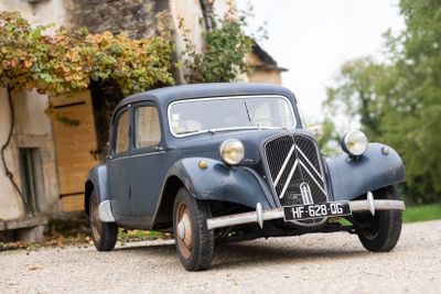 une voiture bleue garée devant un bâtiment