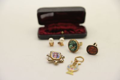 un assortiment de bagues et de boucles d'oreilles dans un écrin posé sur une table