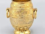 un vase en or posé sur une table