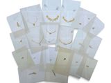 beaucoup de sacs blancs ornés de colliers en or