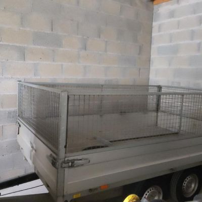 un camion équipé d'une cage à l'arrière