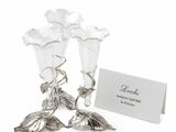 deux vases en verre décorés de fleurs et un marque-place