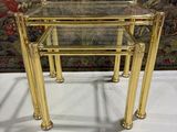 paire de tables gigognes en laiton avec plateaux en verre