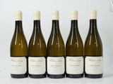 six bouteilles de vin sont alignées sur une surface blanche
