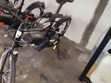 de nombreux vélos garés dans un garage
