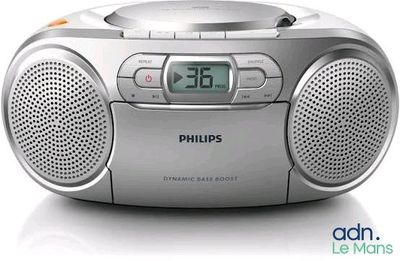une radio posée sur une table