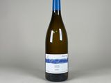une bouteille de vin posée sur une table