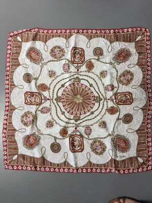 Pierre CARDIN. Foulard en soie à décor dans les tons roses e…