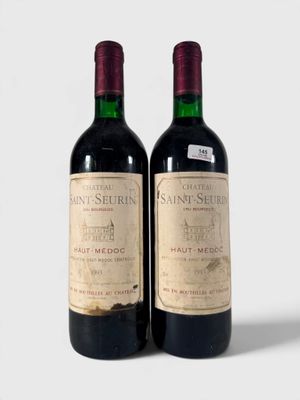 deux bouteilles de vin posées l'une à côté de l'autre sur une surface blanche