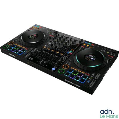 un gros plan d'un contrôleur de DJ sur fond blanc