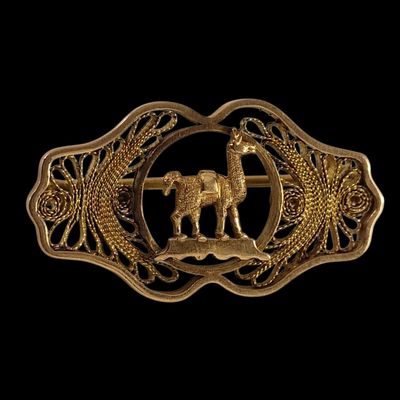 une image représentant une boucle de ceinture en or ornée d'un cheval et d'un dragon