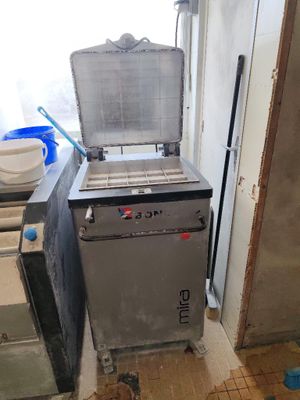 une image d'une cuisine avec une cuisinière et un lave-vaisselle