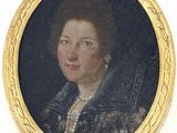portrait d'une femme en robe noire, portant un collier et des boucles d'oreilles en perles