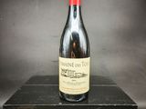 une bouteille de vin posée sur une boîte noire