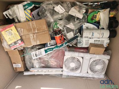 une boîte en carton remplie d'objets hétéroclites