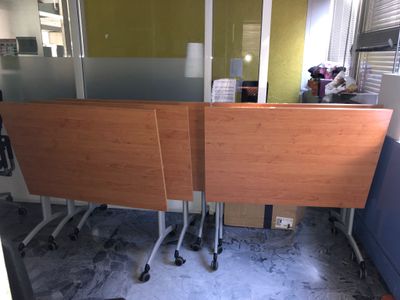 deux chaises placées l'une à côté de l'autre dans une pièce