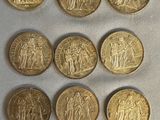 gros plan d'un paquet de pièces d'or posé sur une table
