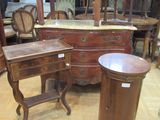 un grand nombre de meubles exposés dans un magasin