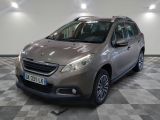 la voiture grise est garée dans le garage sur le sol en damier