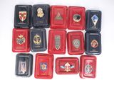beaucoup de plateaux rouges et noirs sur lesquels sont apposés des badges