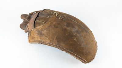 un chapeau en cuir marron orné d'un ruban en cuir