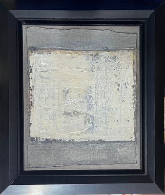 une peinture à l'huile représentant un cadre noir accroché à un mur de briques