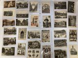 il y a beaucoup de vieilles photos accrochées au mur de cette pièce