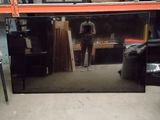 une photo d'un miroir dans un magasin où l'on voit le reflet d'un homme